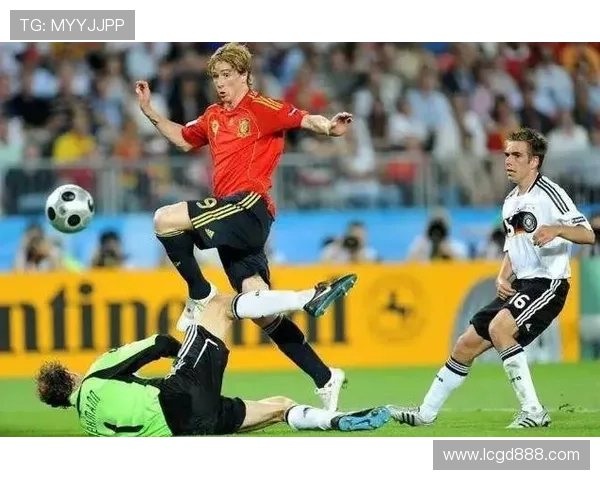 前世界足球明星的传奇人生与职业生涯回顾