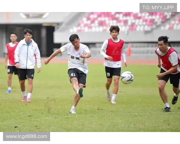 在烈日下拼搏的足球明星们用汗水书写荣耀与梦想