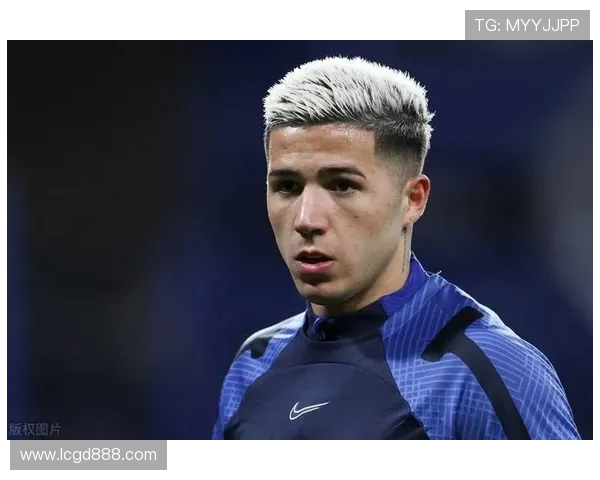 足球明星色彩头像高清展示让你领略球场风采与个性魅力的完美结合