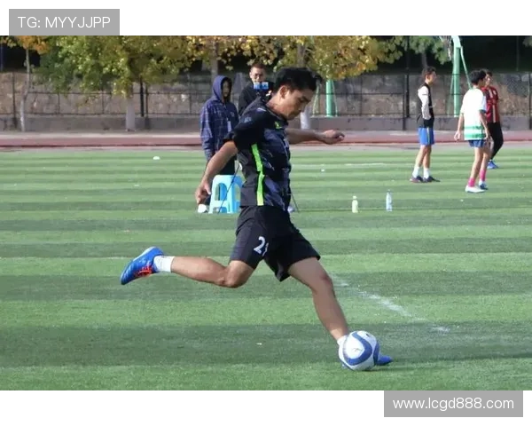 黄芳专访：从绿茵场到人生舞台的足球旅程回顾与展望